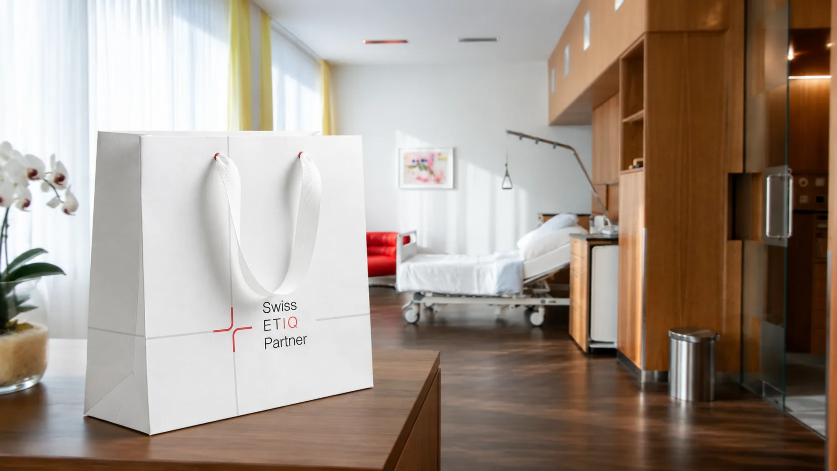 Papiertasche mit Swiss ETIQ Partner Logo in einem Patientenzimmer